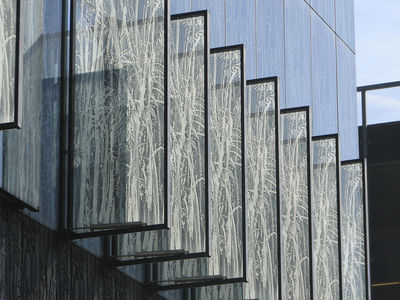 905987 Afbeelding van enkele openstaande ramen in de glazen pui van de Universiteitsbibliotheek Uithof (Heidelberglaan ...
